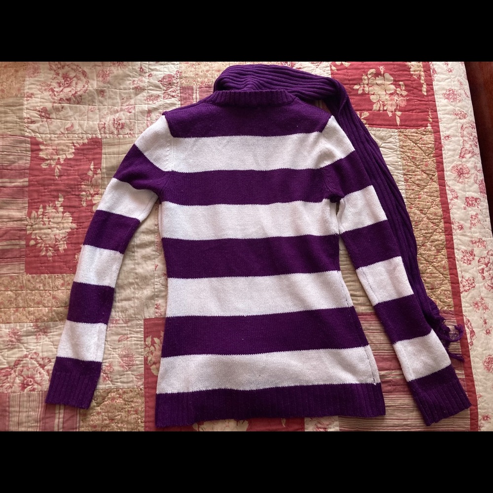 Sweater with attachable scarf - Picture 2 of 3